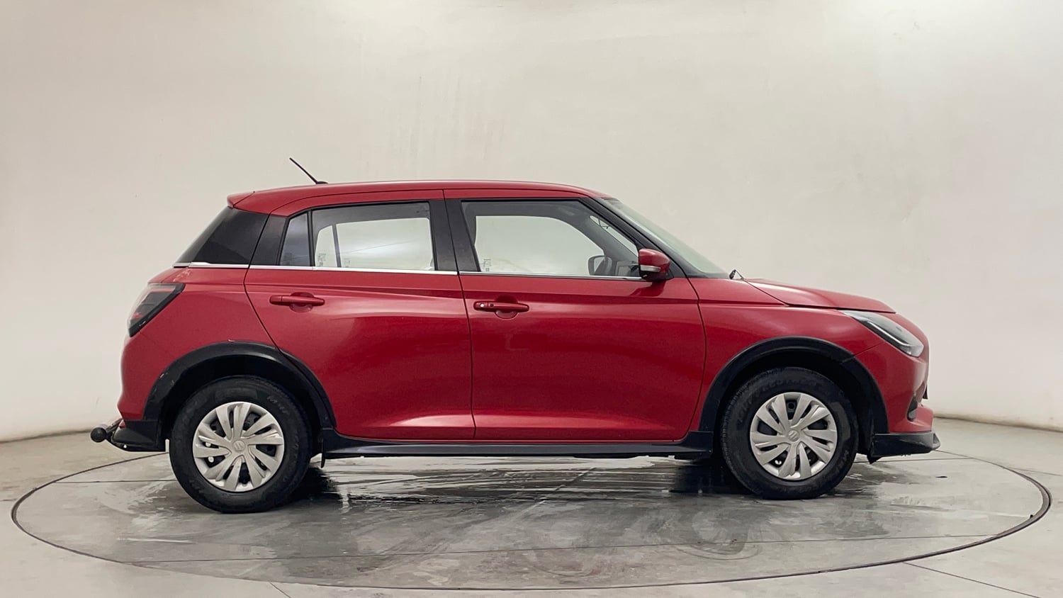 Used 2024 Maruti Suzuki Swift VXi (O) AMT Petrol Automatic exterior RIGHT SIDE VIEW