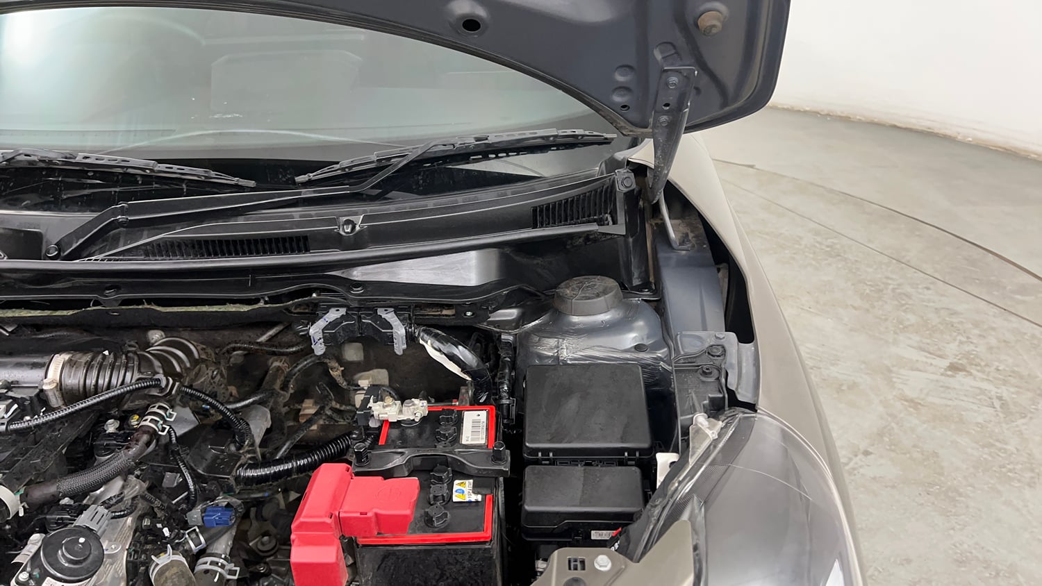 Used 2025 Maruti Suzuki Swift ZXi Plus Petrol Manual engine ENGINE LEFT SIDE HINGE & APRON VIEW