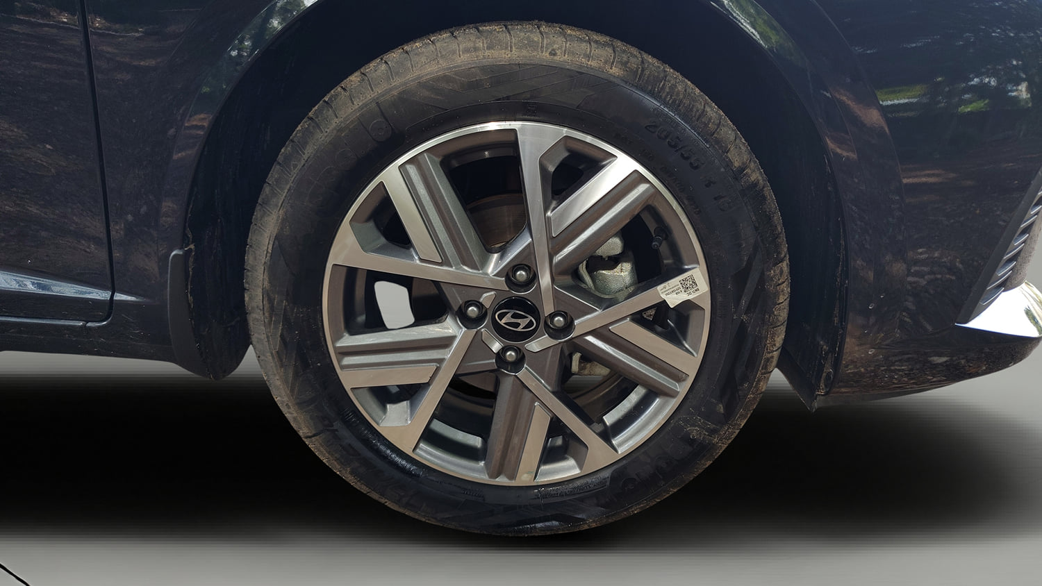 Used 2025 Hyundai Verna SX 1.5 Petrol MT Petrol Manual tyres RIGHT FRONT TYRE RIM VIEW