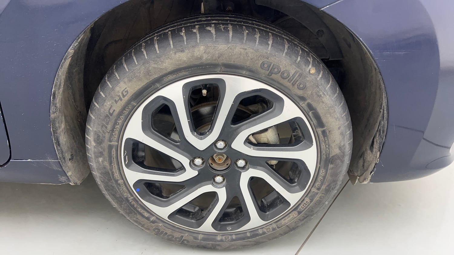 Used 2022 Maruti Suzuki Baleno Alpha AGS Petrol Automatic tyres RIGHT FRONT TYRE RIM VIEW