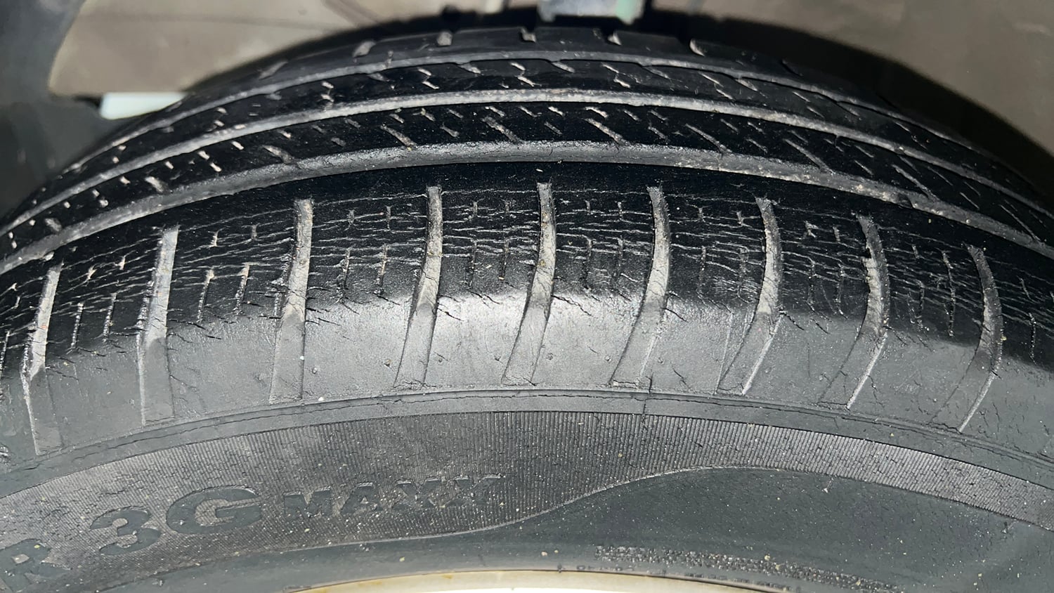 Used 2018 Maruti Suzuki Dzire VXi AMT Petrol Automatic tyres LEFT FRONT TYRE TREAD VIEW