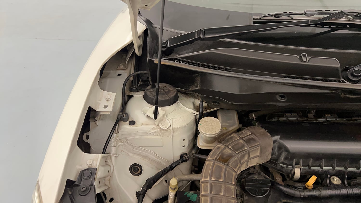Used 2018 Maruti Suzuki Dzire VXi AMT Petrol Automatic engine ENGINE RIGHT SIDE HINGE & APRON VIEW