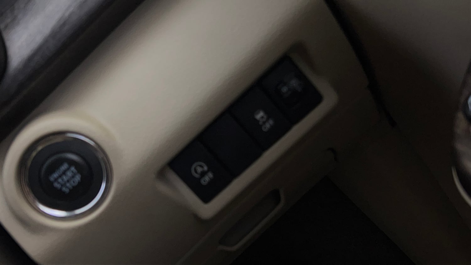 Used 2023 Maruti Suzuki Ertiga ZXi AT Petrol Automatic top_features Keyless start