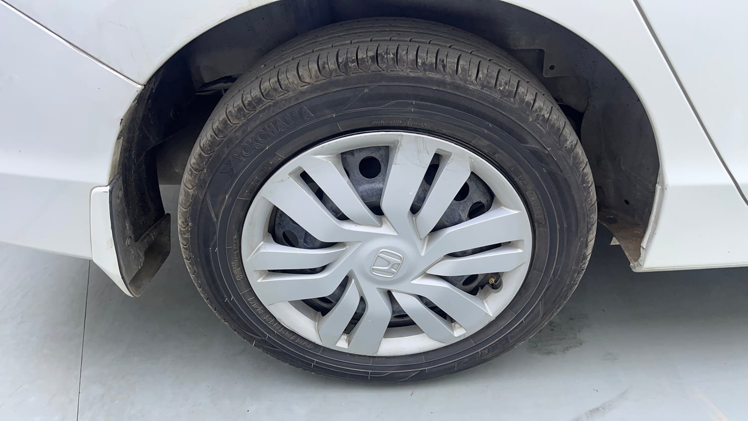 Used 2015 Honda City SV CVT Petrol Automatic tyres RIGHT REAR TYRE RIM VIEW