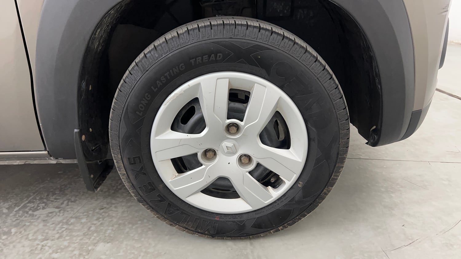 Used 2016 Renault Kwid RXT CNG (Outside Fitted) Cng Manual tyres RIGHT FRONT TYRE RIM VIEW