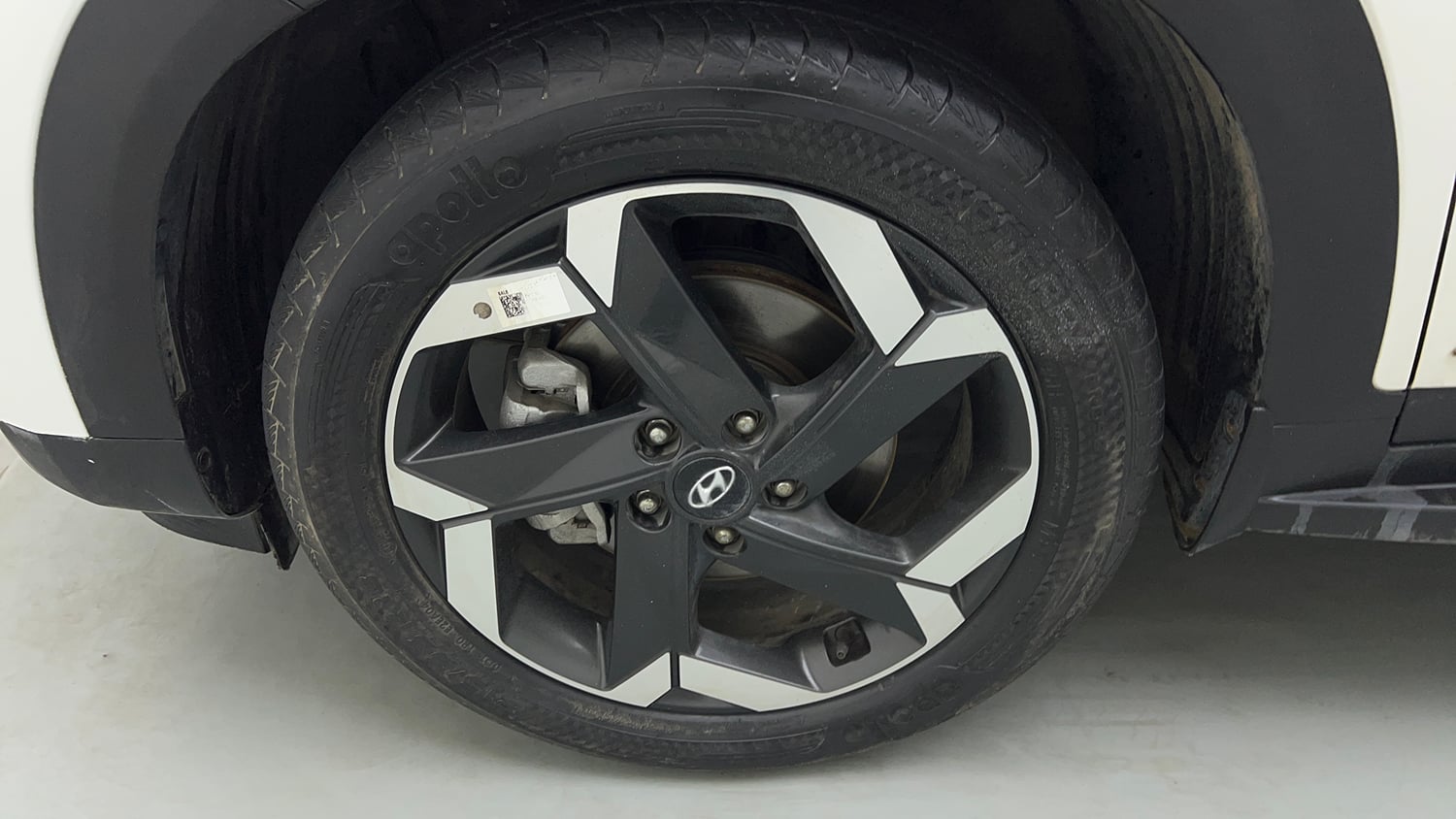 Used 2022 Hyundai Alcazar Signature (O) 6 STR 2.0 Petrol AT Dual Tone Petrol Automatic tyres LEFT FRONT TYRE RIM VIEW