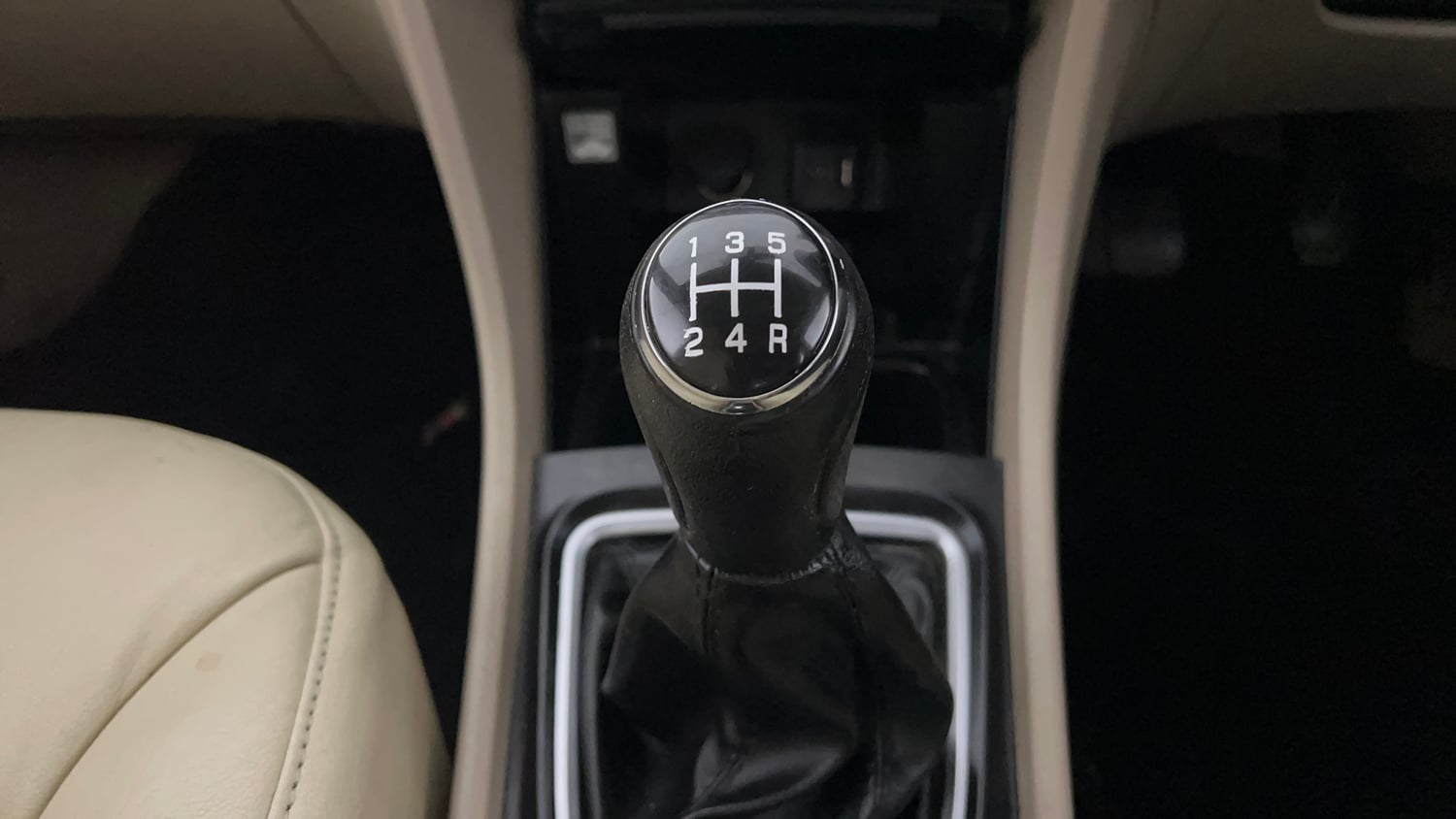 Used 2017 Maruti Suzuki Ciaz Alpha 1.4 MT Petrol Manual interior GEAR  KNOB VIEW