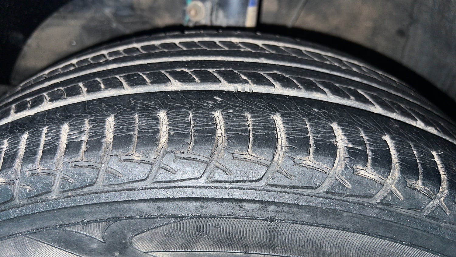 Used 2018 Maruti Suzuki Baleno Delta 1.2 Petrol Manual tyres LEFT FRONT TYRE TREAD VIEW