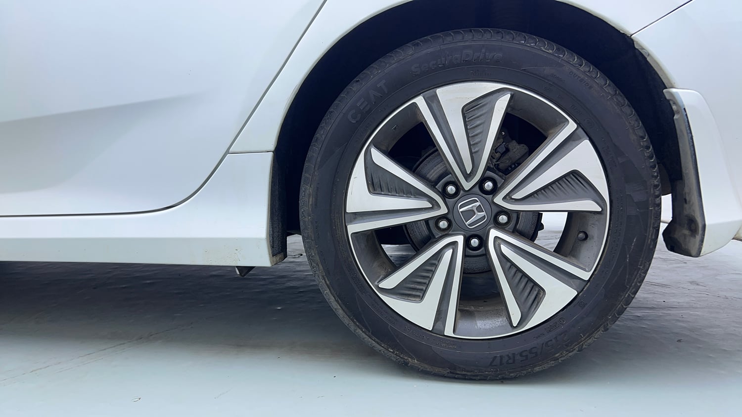 Used 2019 Honda Civic ZX CVT Petrol Petrol Automatic tyres LEFT REAR TYRE RIM VIEW