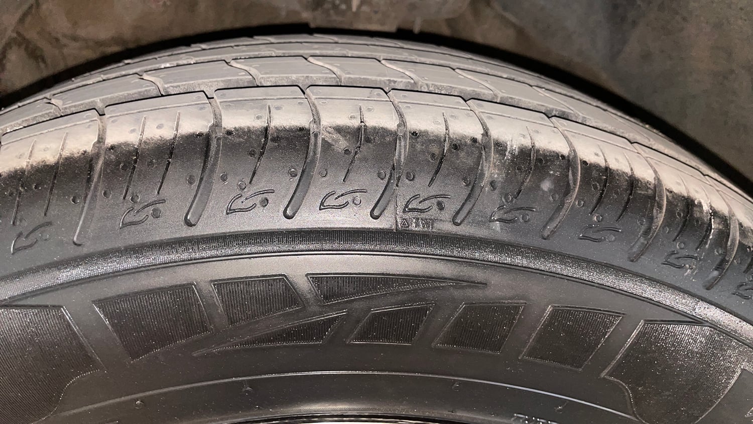 Used 2022 Mahindra XUV 300 W8 (O) 1.5 Diesel AMT Diesel Automatic tyres LEFT FRONT TYRE TREAD VIEW