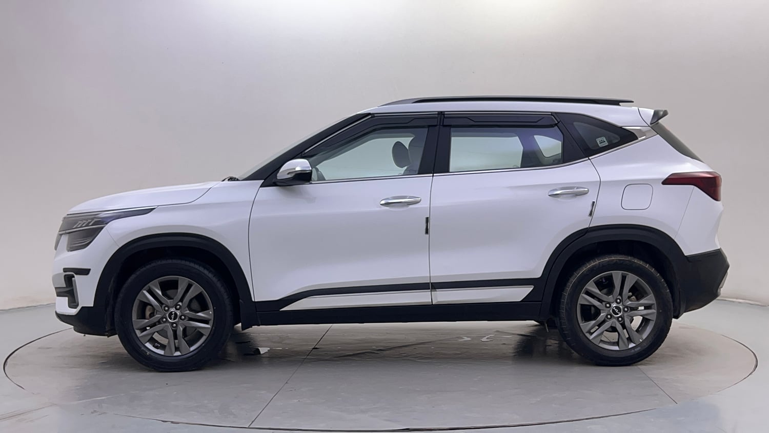 Used 2022 Kia Seltos HTX 1.5 Petrol Manual exterior LEFT SIDE VIEW