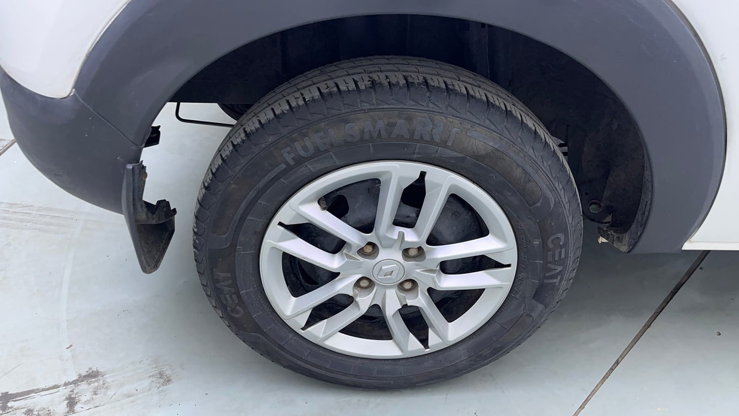 Used 2023 Renault Triber RXT EASY-R AMT Petrol Automatic tyres RIGHT REAR TYRE RIM VIEW