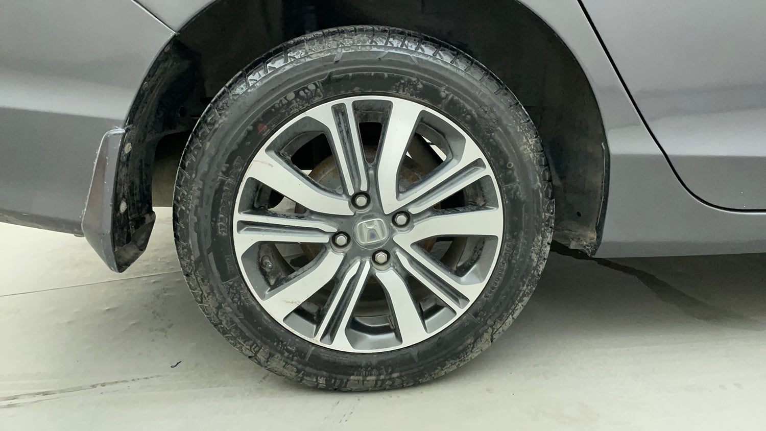 Used 2017 Honda City V Petrol Manual tyres RIGHT REAR TYRE RIM VIEW
