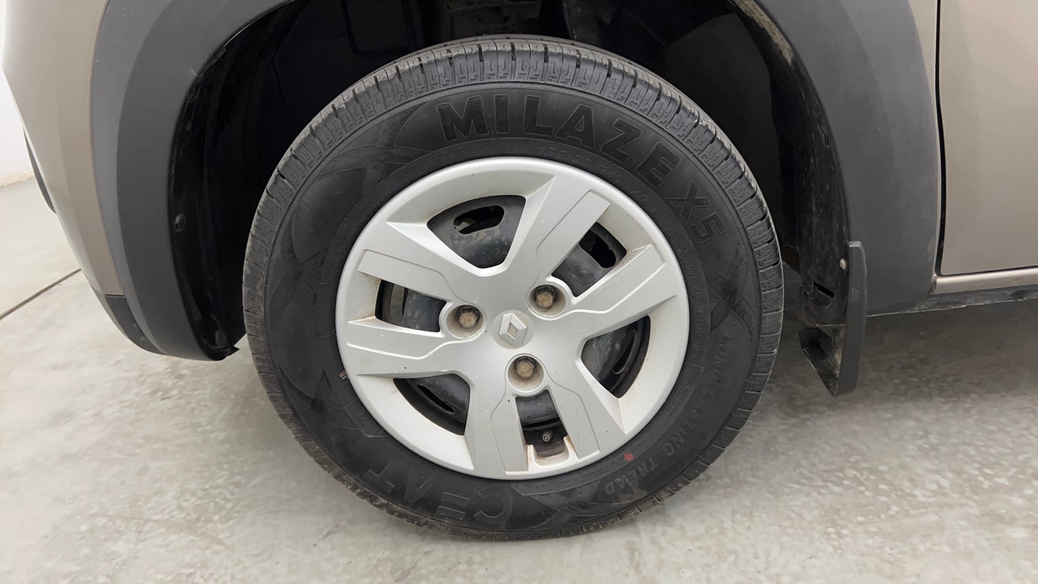 Used 2016 Renault Kwid RXT CNG (Outside Fitted) Cng Manual tyres LEFT FRONT TYRE RIM VIEW