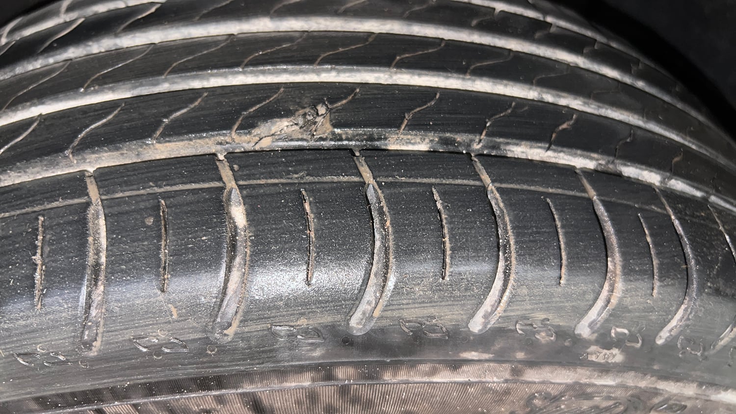 Used 2026 Skoda Kylaq Signature AT Petrol Automatic tyres RIGHT FRONT TYRE TREAD VIEW
