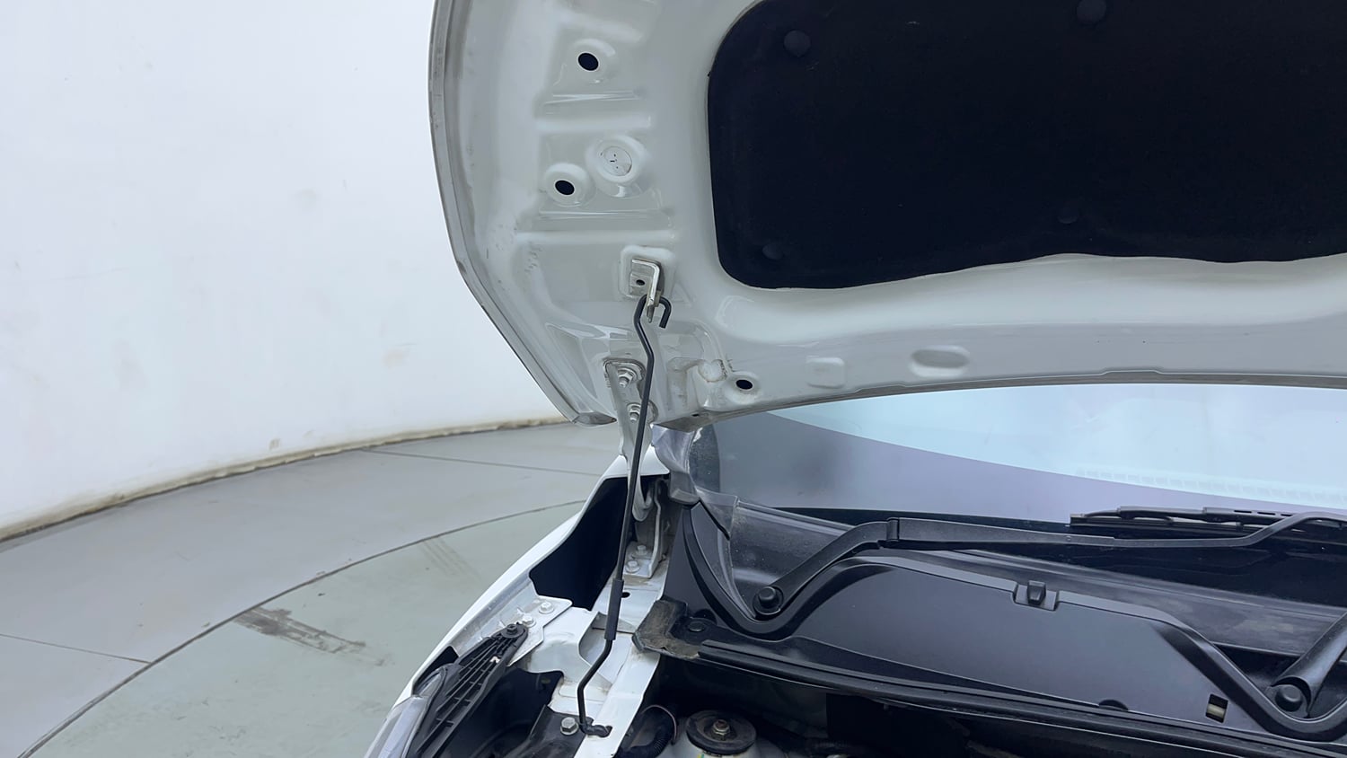 Used 2021 Nissan Magnite XV Turbo CVT Petrol Automatic engine ENGINE RIGHT SIDE HINGE & APRON VIEW