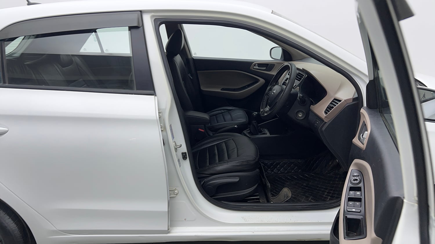 Used 2020 Hyundai Elite i20 Sportz Plus 1.2 Petrol Manual interior RIGHT SIDE FRONT DOOR CABIN VIEW