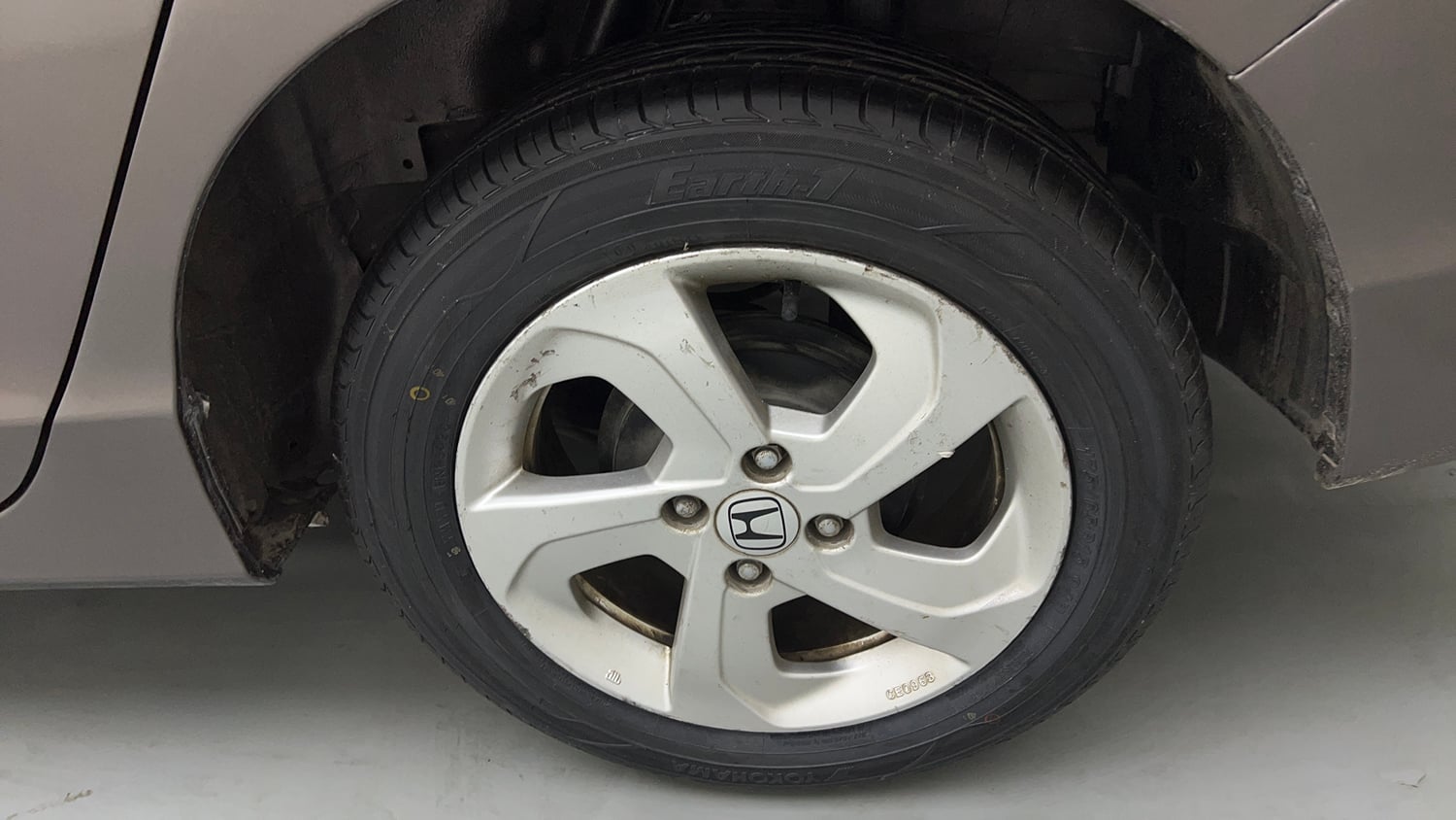 Used 2015 Honda City V Petrol Manual tyres LEFT REAR TYRE RIM VIEW