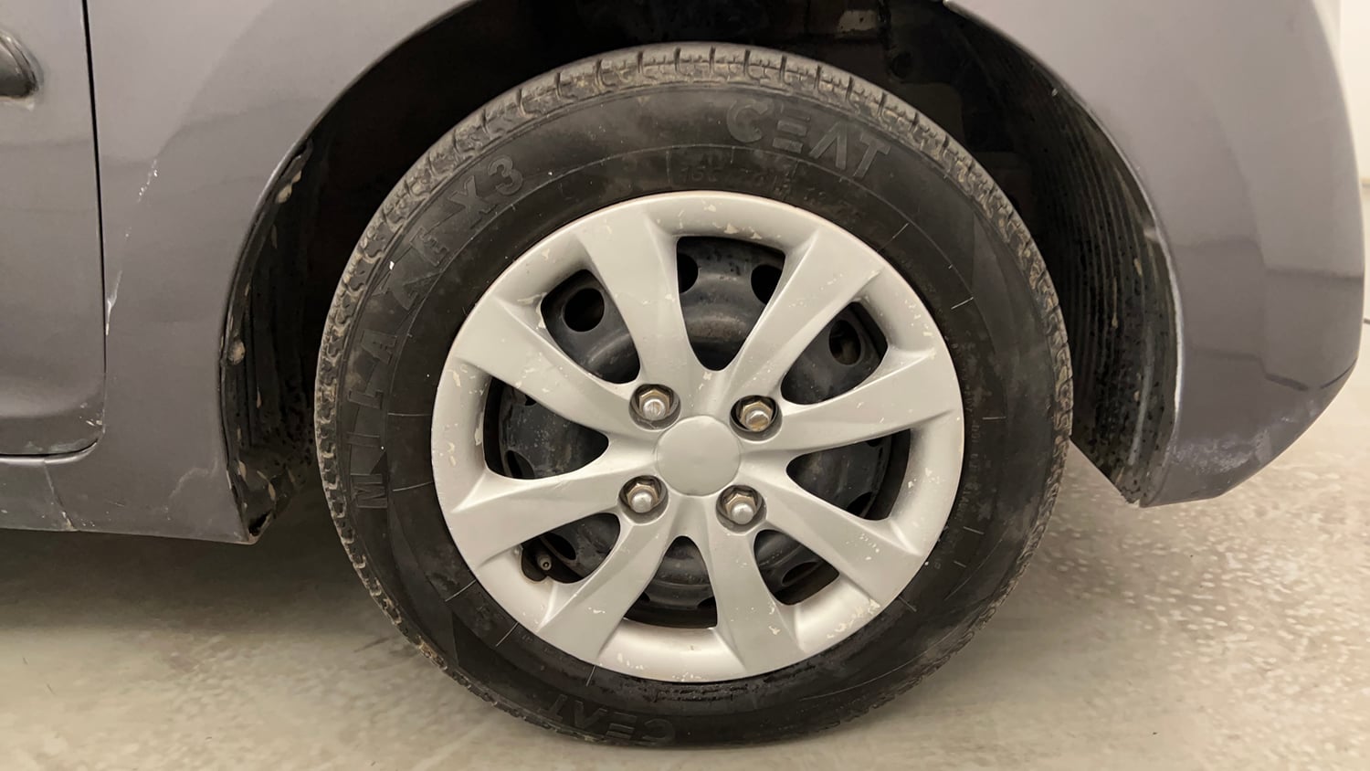Used 2017 Hyundai Eon Magna + Petrol Manual tyres RIGHT FRONT TYRE RIM VIEW