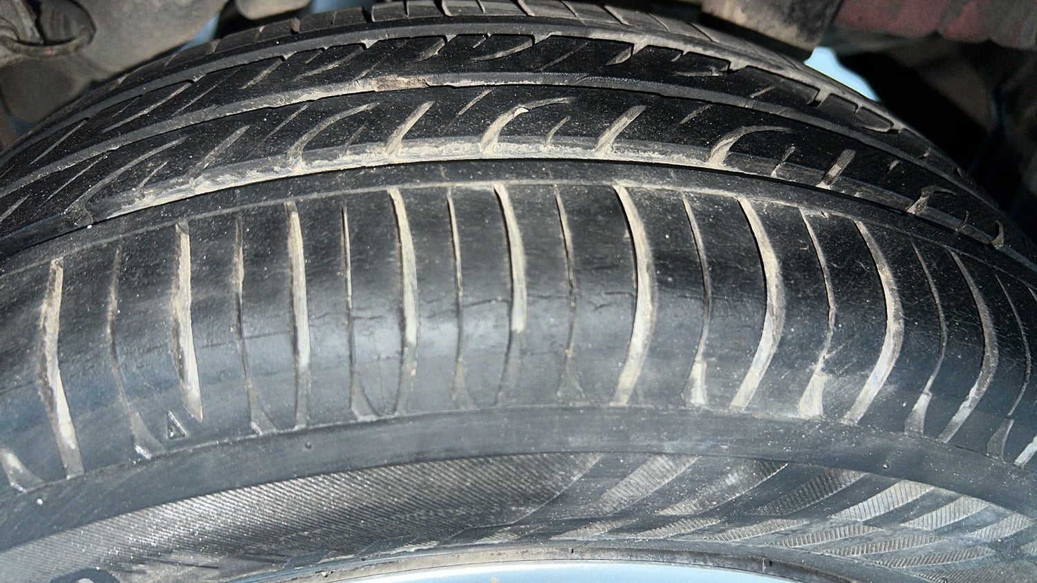 Used 2016 Mahindra KUV100 K6+ 6 STR Petrol Manual tyres LEFT REAR TYRE TREAD VIEW