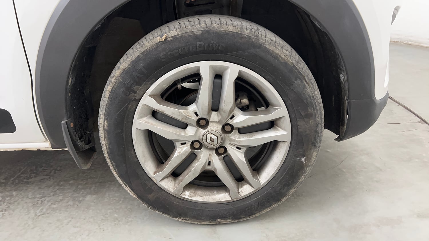 Used 2023 Renault Triber RXZ Petrol Manual tyres RIGHT FRONT TYRE RIM VIEW