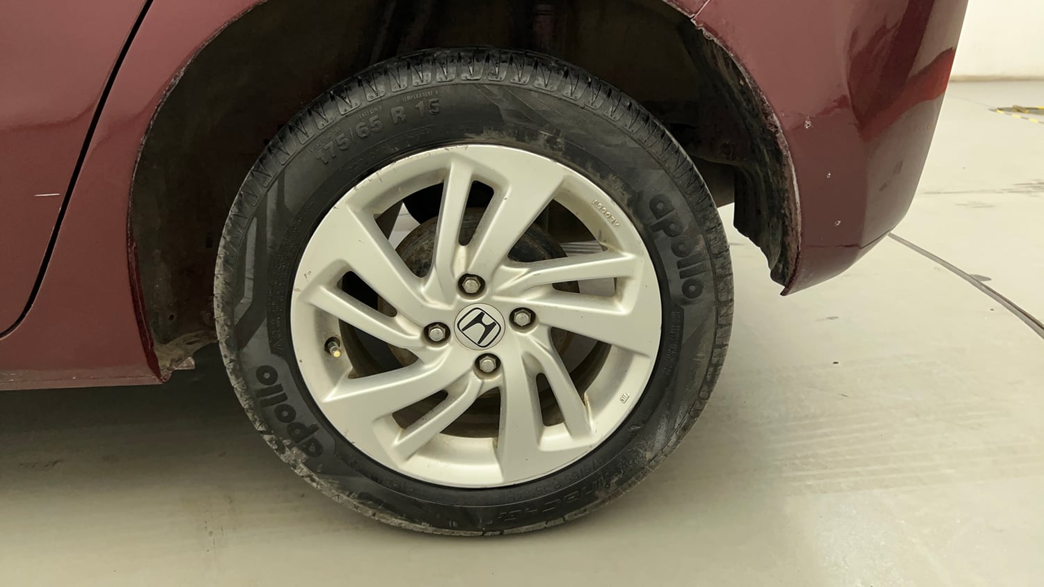 Used 2015 Honda Jazz V AT Petrol Petrol Automatic tyres LEFT REAR TYRE RIM VIEW