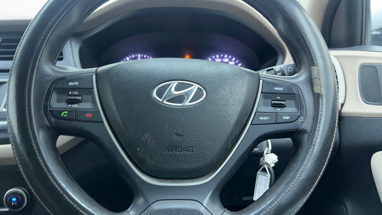 Used 2015 Hyundai Elite i20 Sportz 1.2 Petrol Manual top_features Steering mounted controls