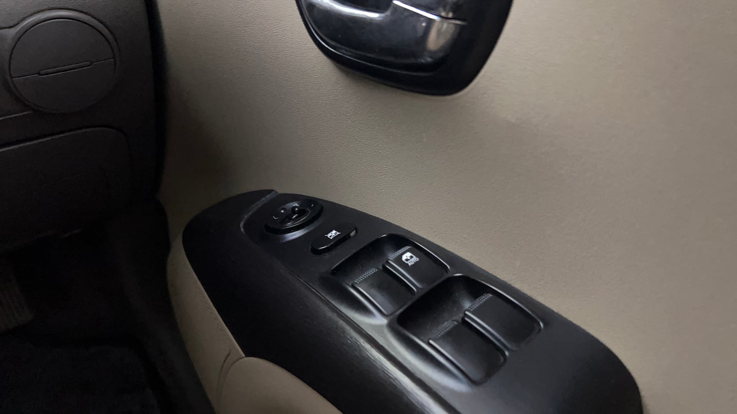 Used 2013 Hyundai i10 Magna 1.2 Kappa2 Petrol Manual top_features Central locking