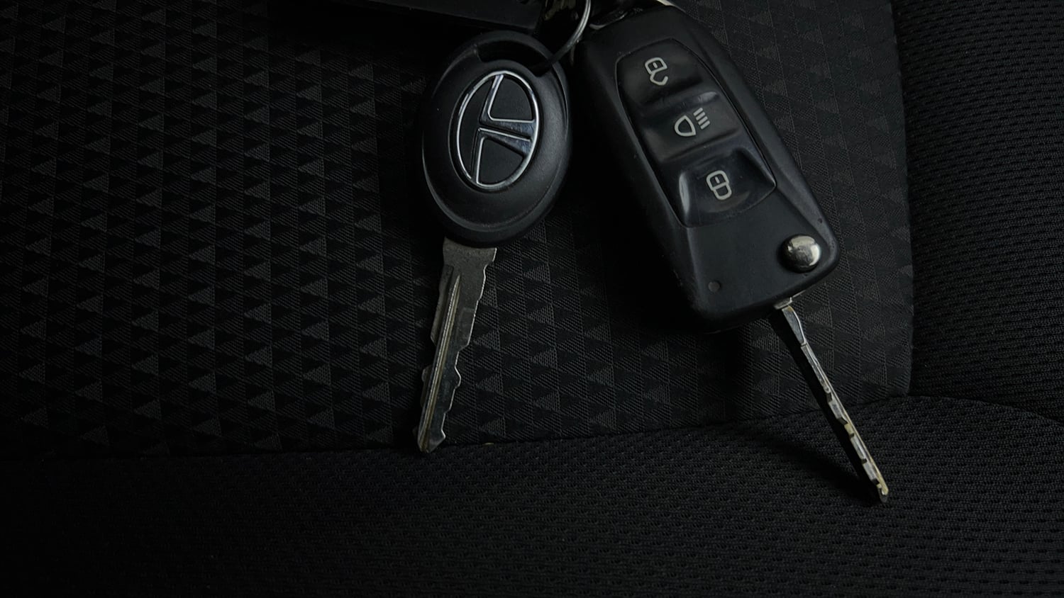 Used 2018 Tata Tiago Revotron XZ Petrol Manual extra CAR KEY VIEW
