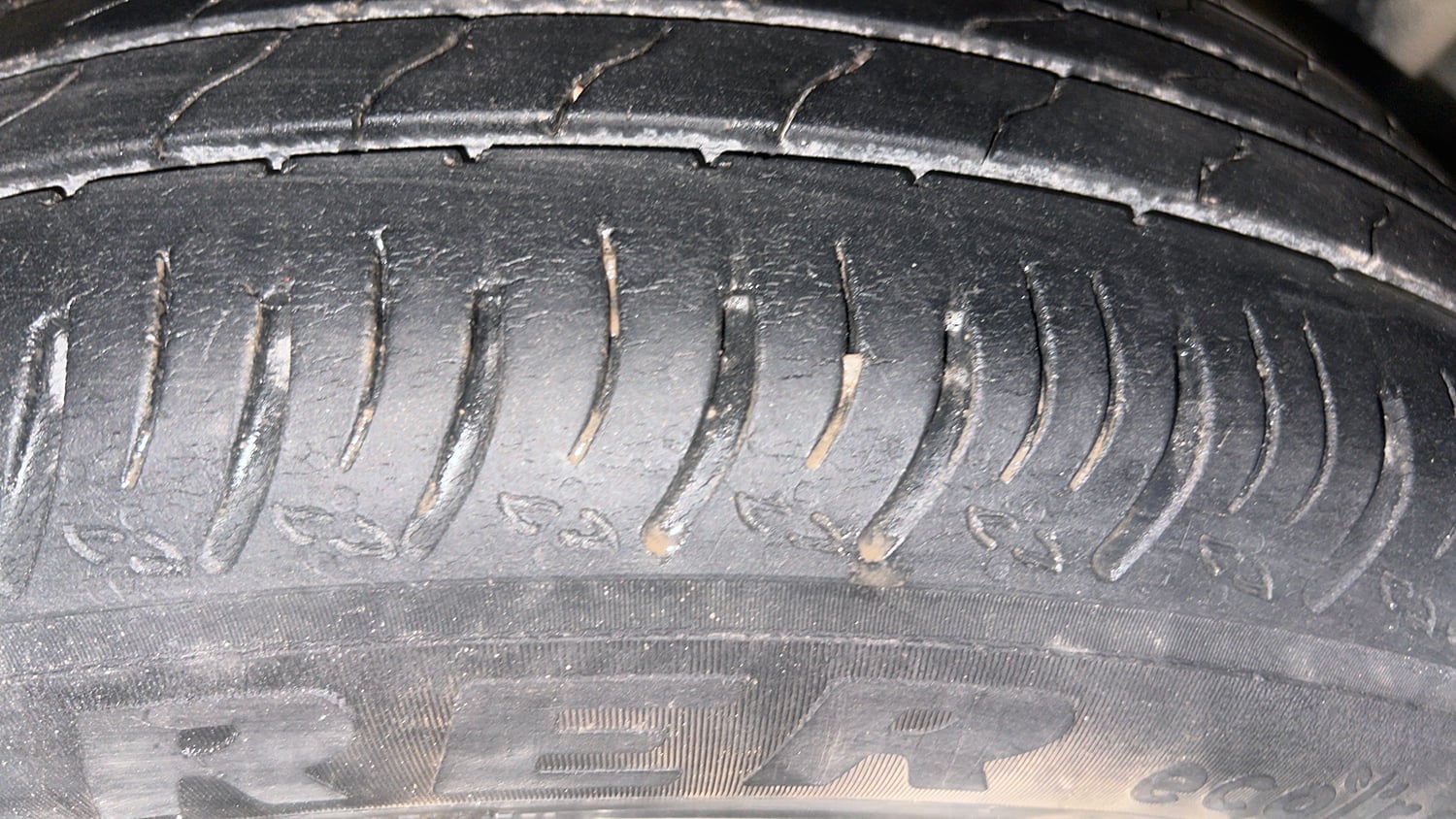Used 2023 Maruti Suzuki XL6 Alpha Plus AT Petrol Dual Tone Petrol Automatic tyres LEFT REAR TYRE TREAD VIEW