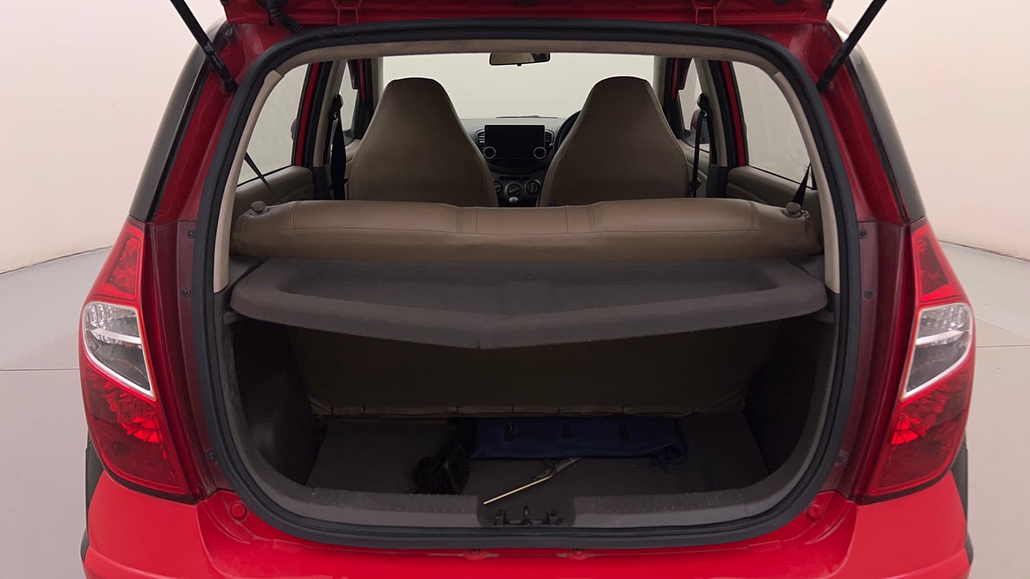 Used 2013 Hyundai i10 Magna 1.2 Kappa2 Petrol Manual interior DICKY INSIDE VIEW