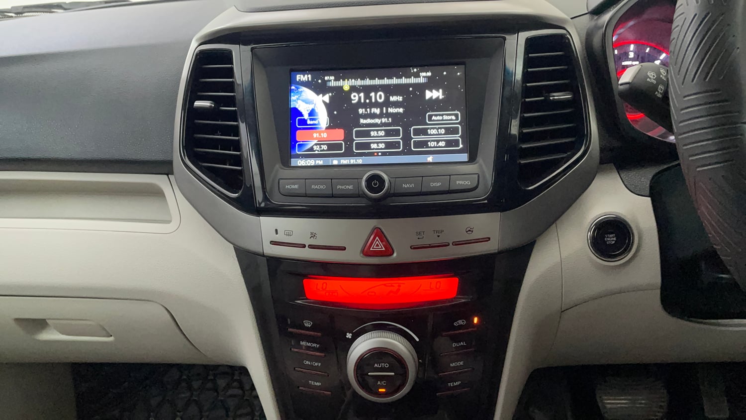 Used 2022 Mahindra XUV 300 W8 (O) 1.5 Diesel AMT Diesel Automatic interior MUSIC SYSTEM & AC CONTROL VIEW
