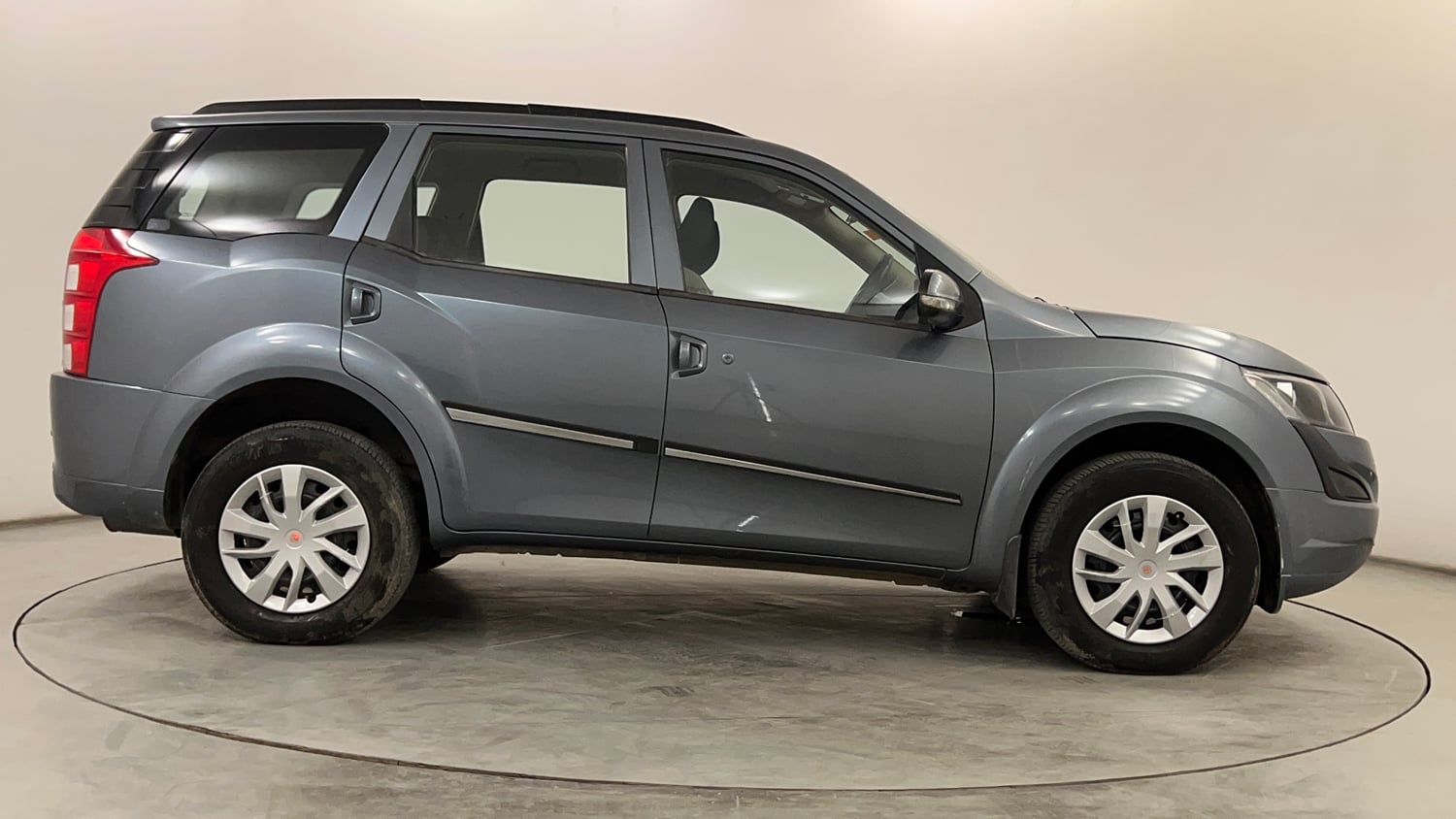 Used 2016 Mahindra XUV500 W4 Diesel Manual exterior RIGHT SIDE VIEW