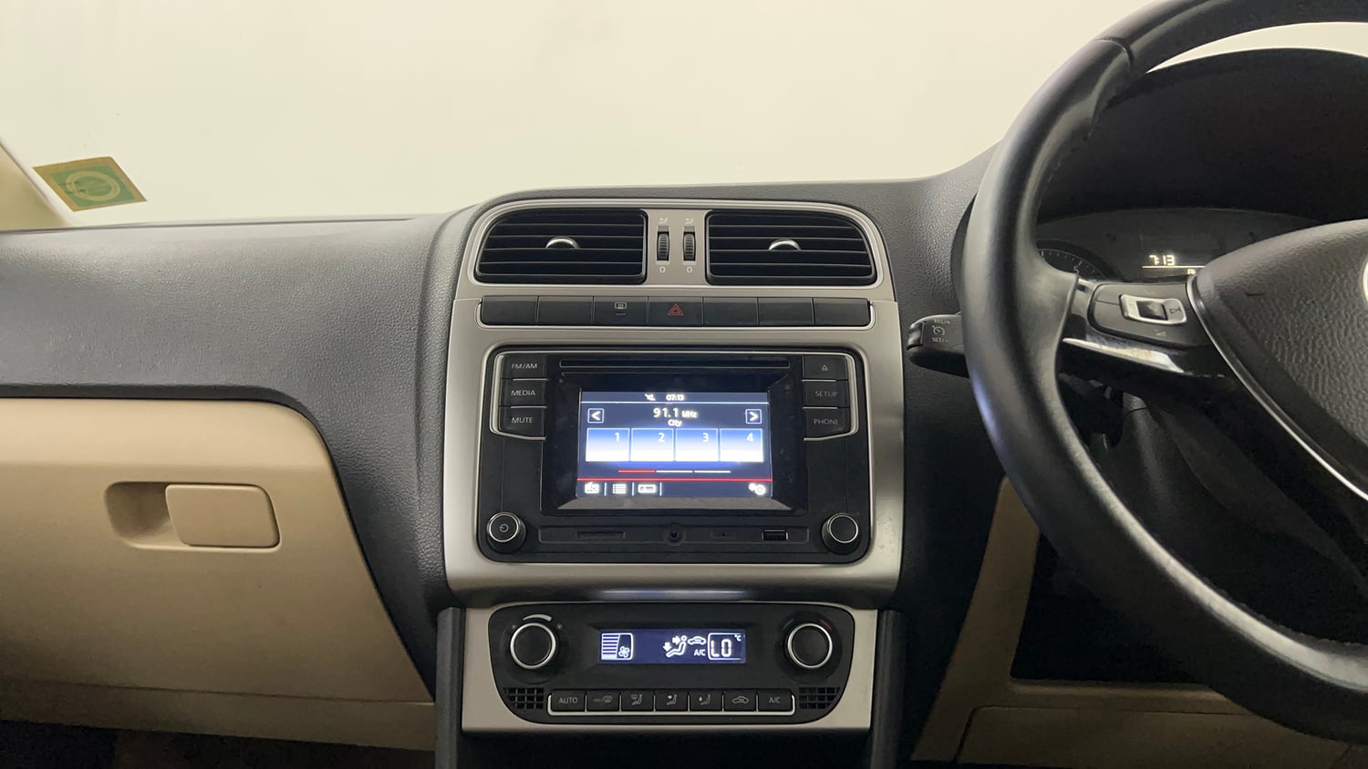 Used 2016 Volkswagen Polo Highline1.2L (P) Petrol Manual interior MUSIC SYSTEM & AC CONTROL VIEW