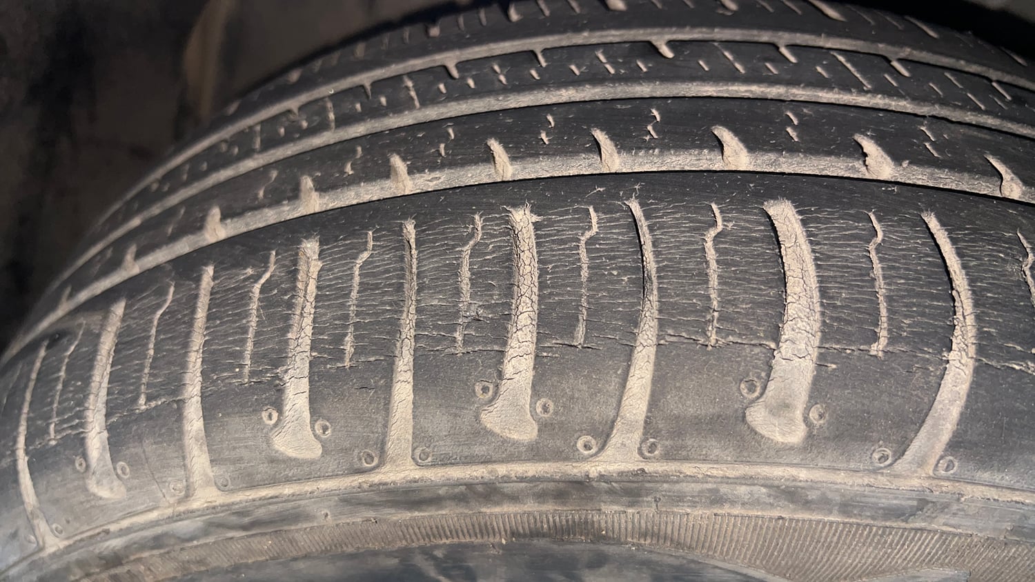 Used 2018 Tata Tiago Revotron XZ Petrol Manual tyres LEFT FRONT TYRE TREAD VIEW