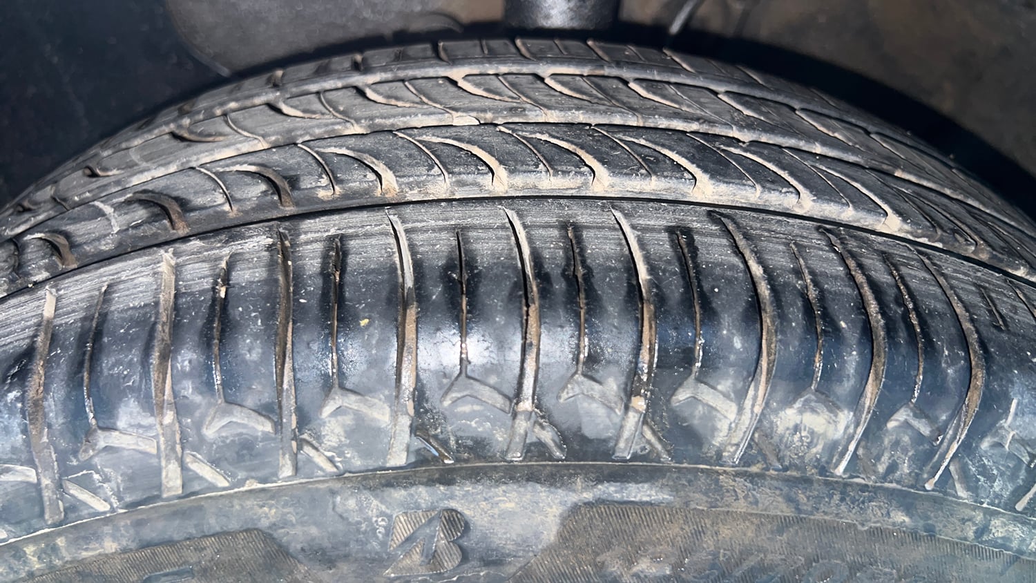Used 2015 Hyundai Elite i20 Sportz 1.2 Petrol Manual tyres LEFT FRONT TYRE TREAD VIEW