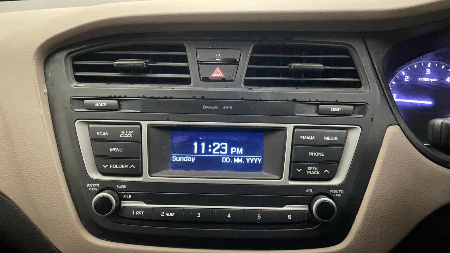 Used 2016 Hyundai Elite i20 Sportz 1.4 CRDI Diesel Manual top_features Integrated (in-dash) music system