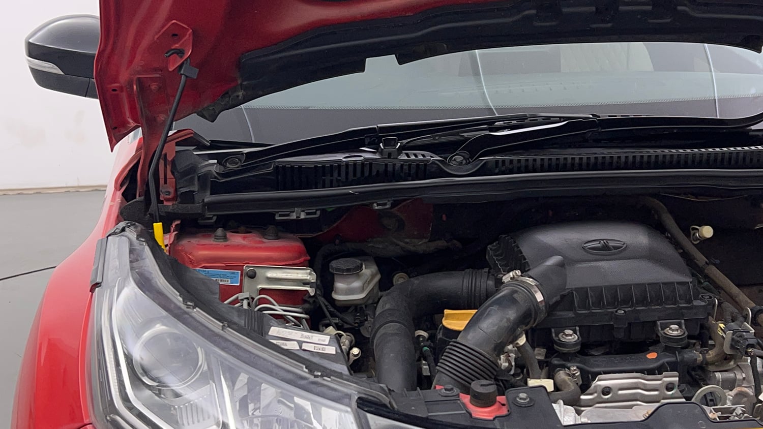 Used 2022 Tata Nexon XZA Plus  (S) Dual Tone Petrol Automatic engine ENGINE RIGHT SIDE HINGE & APRON VIEW