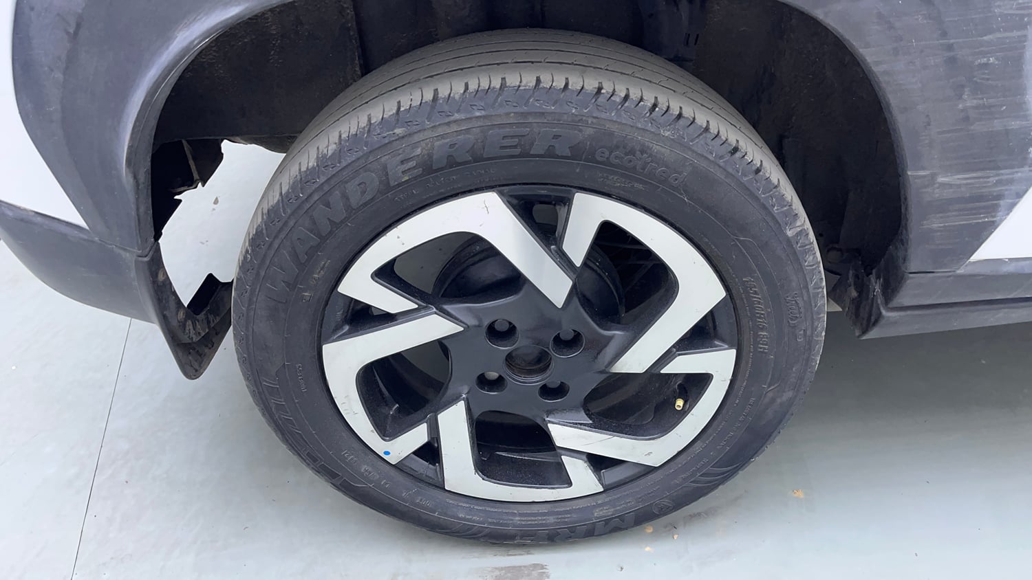 Used 2021 Nissan Magnite XV Turbo CVT Petrol Automatic tyres RIGHT REAR TYRE RIM VIEW