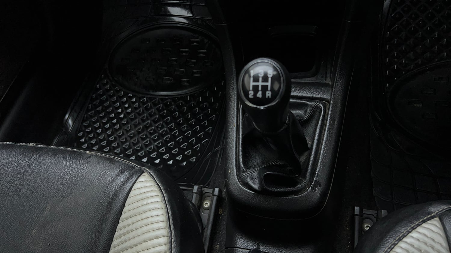 Used 2015 Maruti Suzuki Swift VXi Petrol Manual interior GEAR  KNOB VIEW