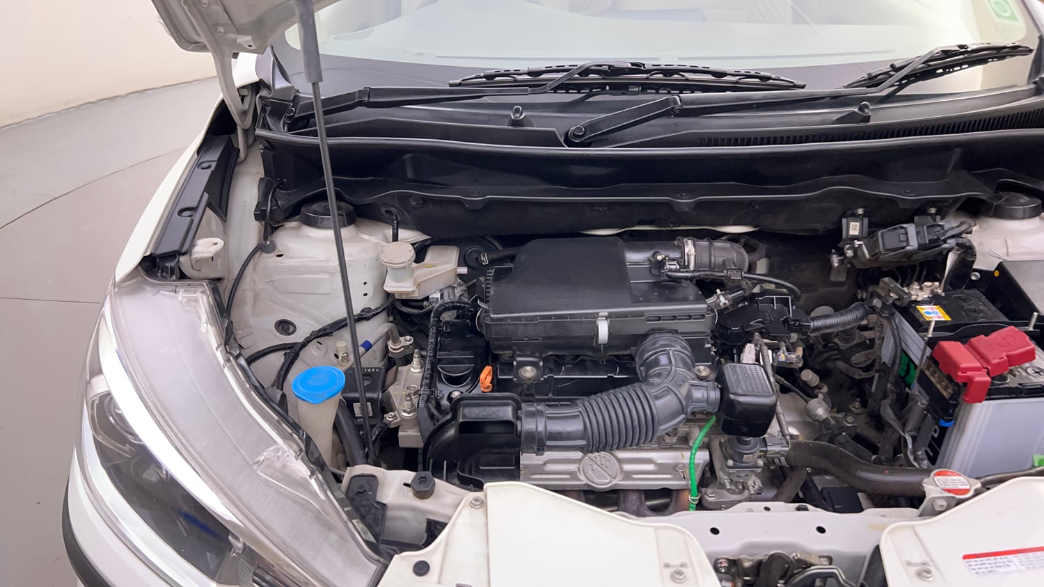 Used 2023 Maruti Suzuki Ertiga ZXi AT Petrol Automatic engine ENGINE RIGHT SIDE HINGE & APRON VIEW