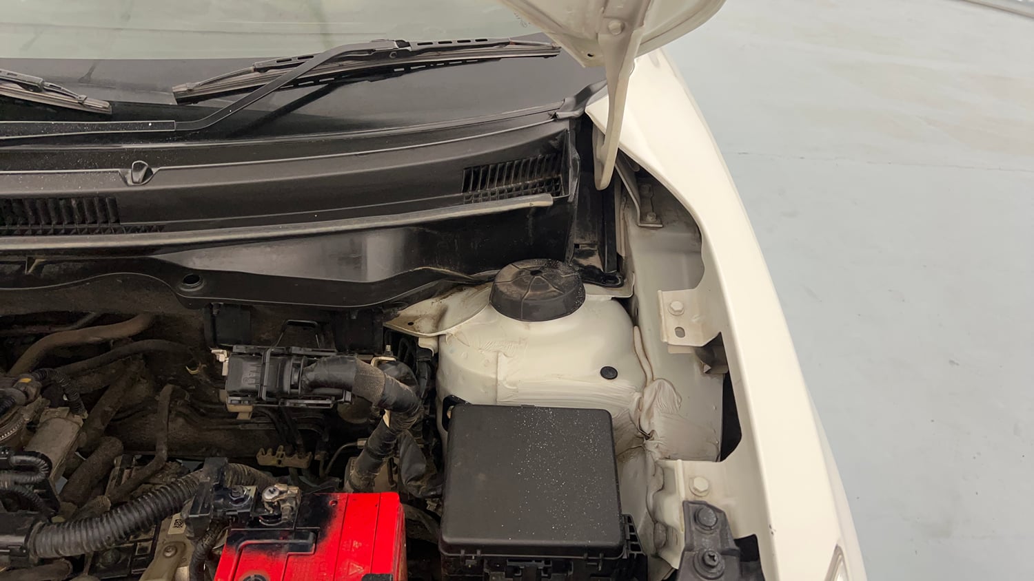 Used 2018 Maruti Suzuki Dzire VXi AMT Petrol Automatic engine ENGINE LEFT SIDE HINGE & APRON VIEW