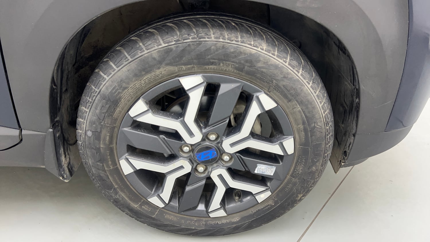 Used 2024 Hyundai Exter SX (O) 1.2 AMT Petrol Automatic tyres RIGHT FRONT TYRE RIM VIEW