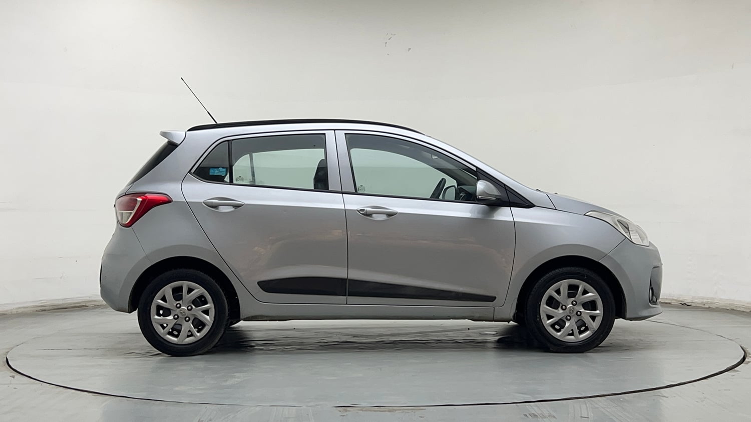 Used 2019 Hyundai Grand i10 Sportz 1.2 Kappa VTVT Petrol Manual exterior RIGHT SIDE VIEW