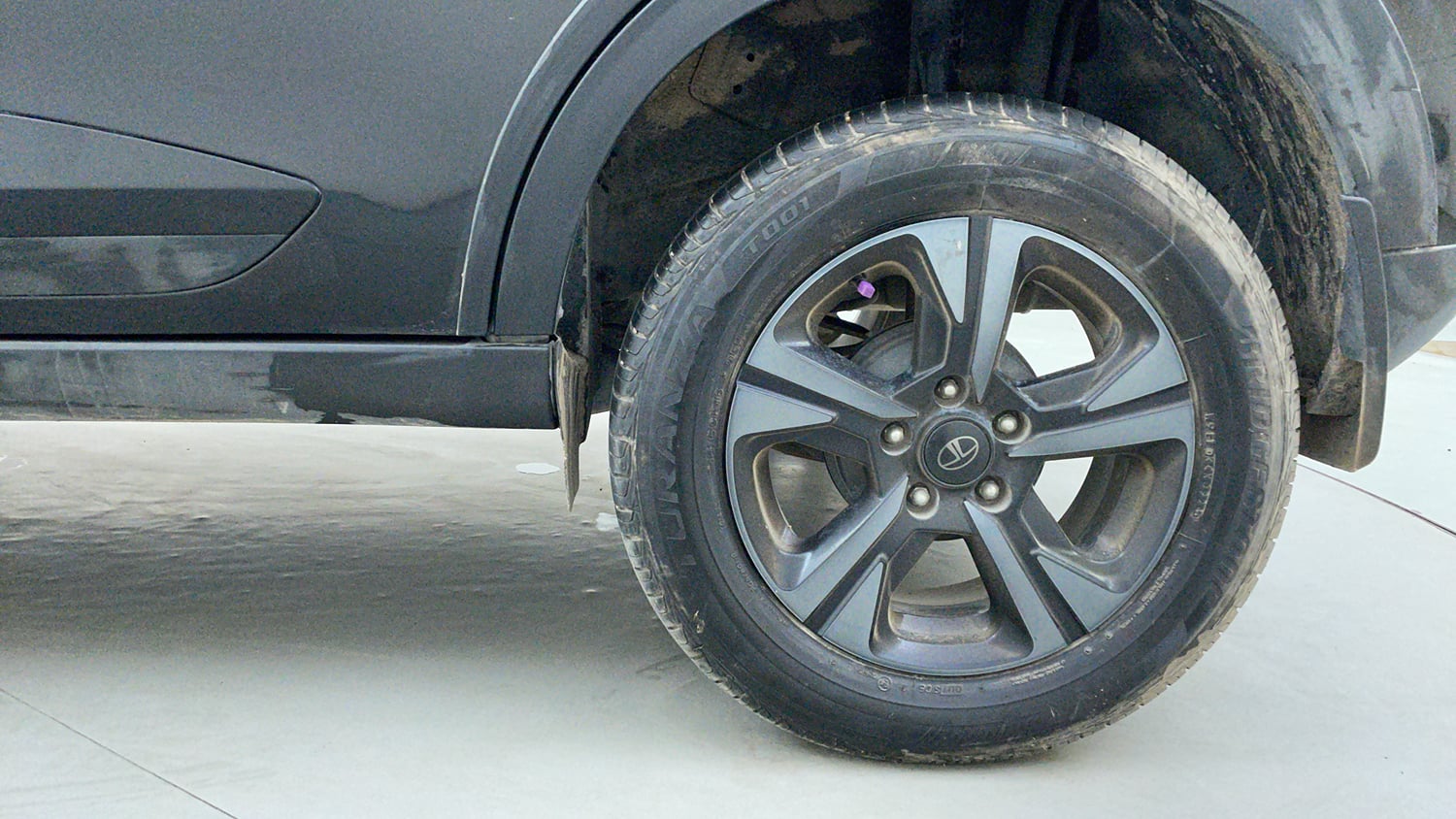 Used 2024 Tata Nexon Creative 1.2 Petrol 6MT Dark Edition Petrol Manual tyres LEFT REAR TYRE RIM VIEW