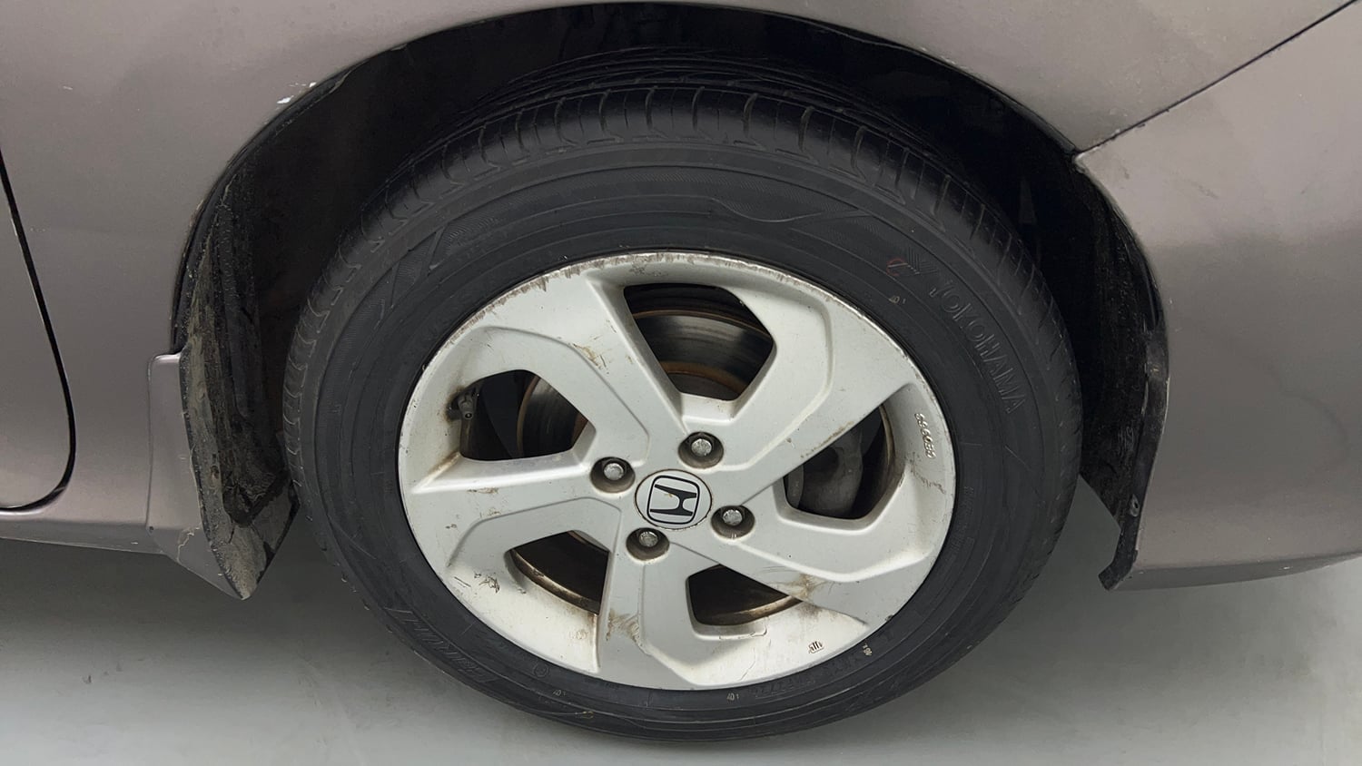 Used 2015 Honda City V Petrol Manual tyres RIGHT FRONT TYRE RIM VIEW