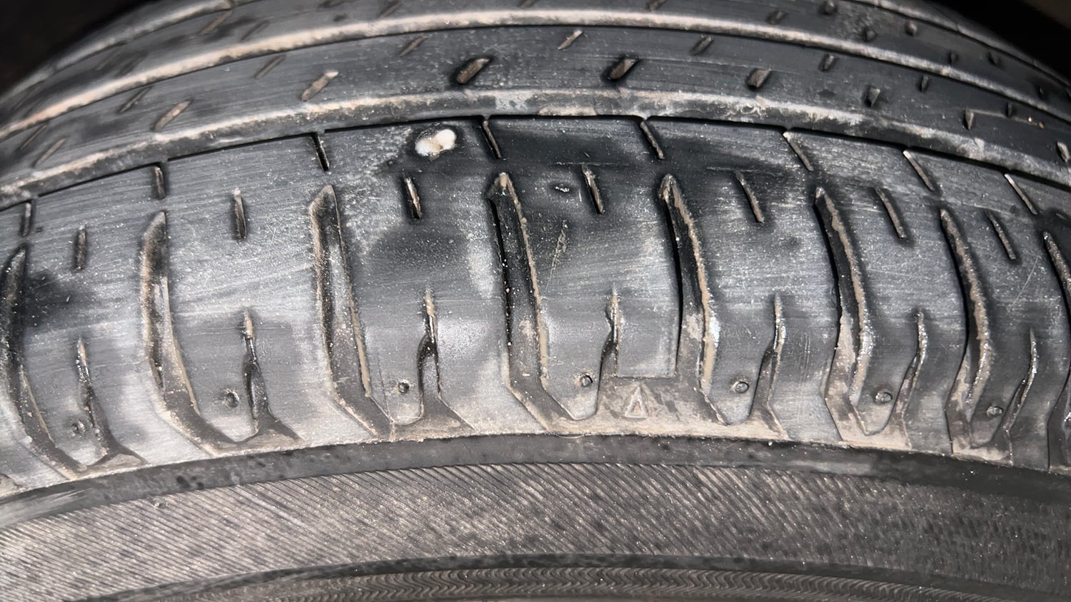 Used 2023 Maruti Suzuki Ertiga ZXi AT Petrol Automatic tyres RIGHT FRONT TYRE TREAD VIEW