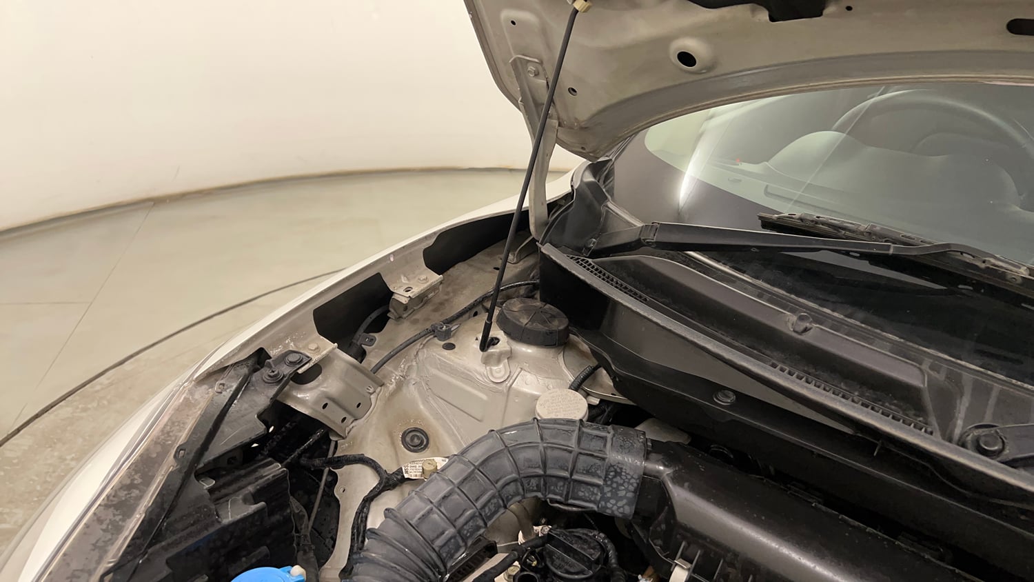 Used 2019 Maruti Suzuki Swift ZXi Plus Petrol Manual engine ENGINE RIGHT SIDE HINGE & APRON VIEW