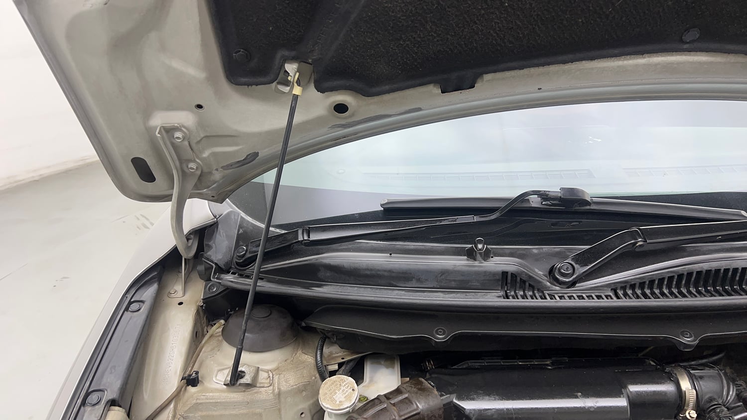 Used 2017 Maruti Suzuki Baleno Alpha 1.2 Petrol Manual engine ENGINE RIGHT SIDE HINGE & APRON VIEW