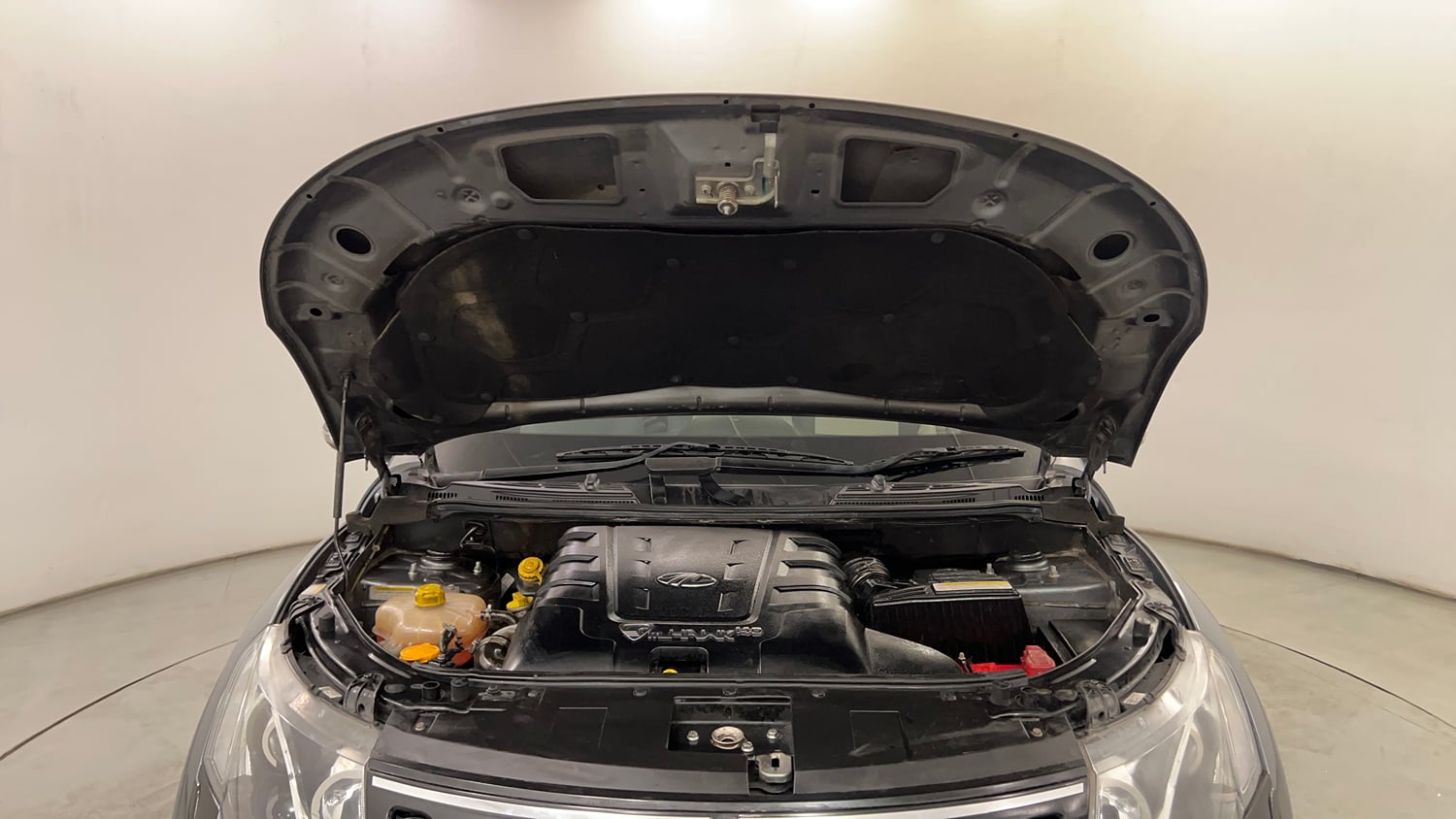 Used 2016 Mahindra XUV500 W4 Diesel Manual engine ENGINE & BONNET OPEN FRONT VIEW